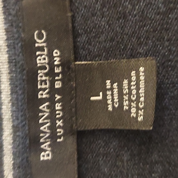 BANANA REPUBLIC LUXURY BLEND Navy  V Neck Long Sleeve Silk/Cashmere Sweater - Picture 3 of 9